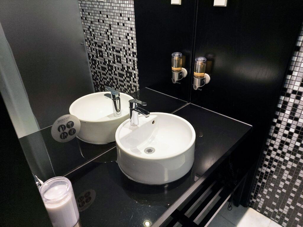 HF Fenix Music Bathroom