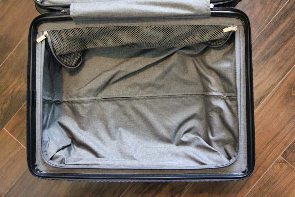 LEVEL8 Luggage - flat packing surface